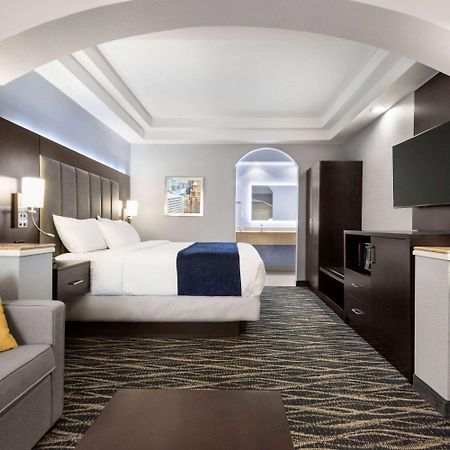Days Inn & Suites By Wyndham Houston Hobby Airport Экстерьер фото