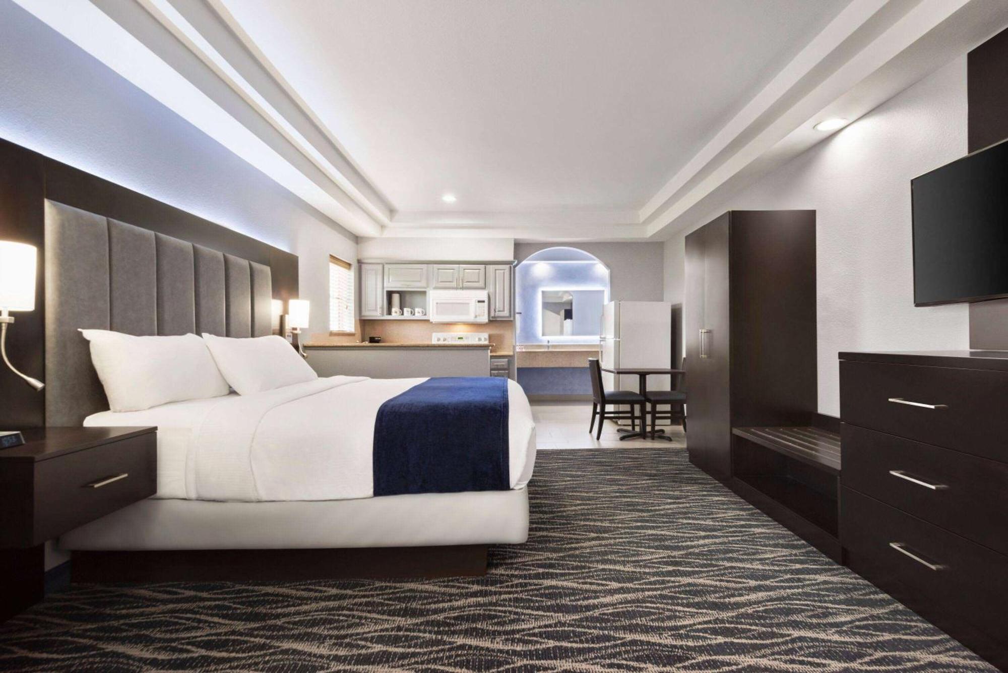Days Inn & Suites By Wyndham Houston Hobby Airport Экстерьер фото