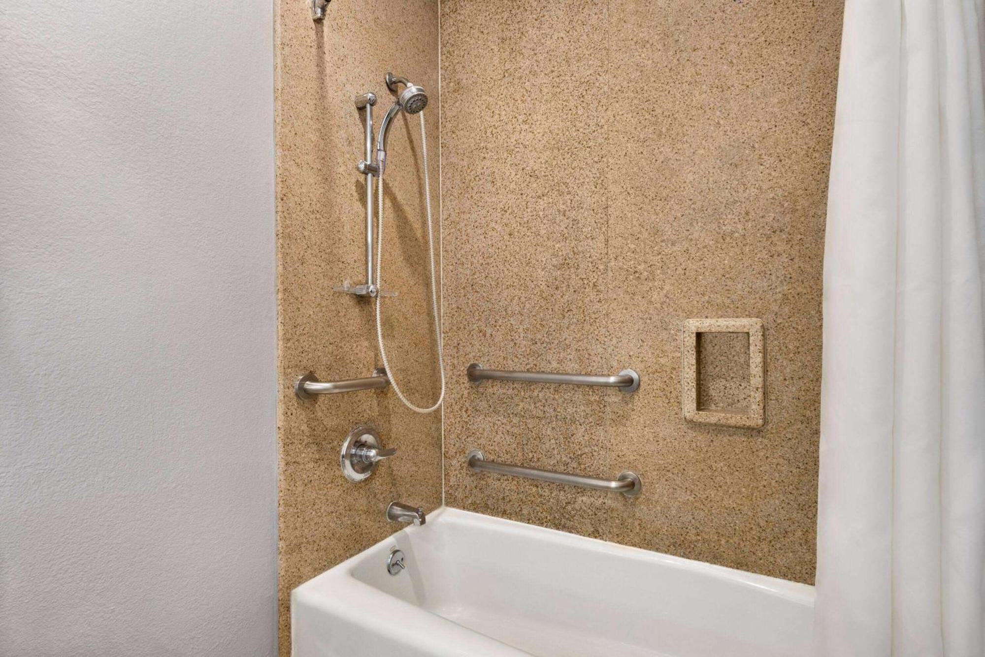 Days Inn & Suites By Wyndham Houston Hobby Airport Экстерьер фото