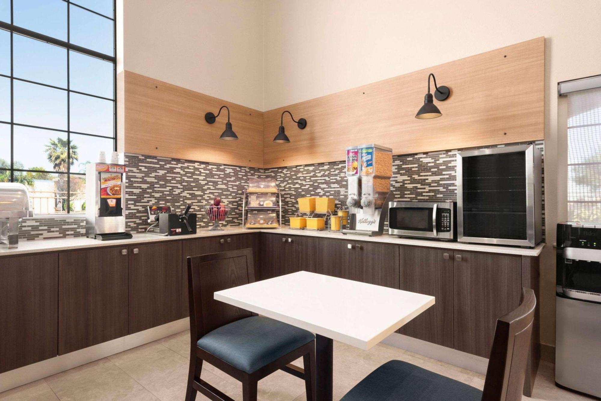 Days Inn & Suites By Wyndham Houston Hobby Airport Экстерьер фото