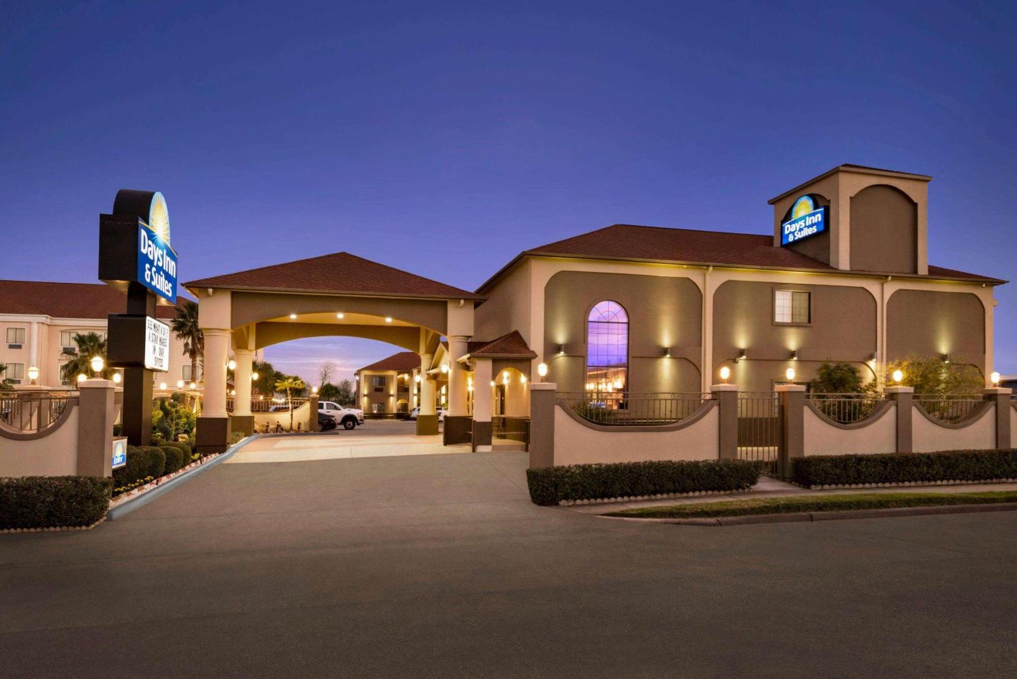 Days Inn & Suites By Wyndham Houston Hobby Airport Экстерьер фото